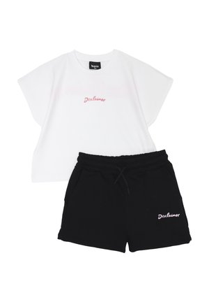 T-shirt bianco in cotone con maniche corte, con la scritta "Disclaimer" in rosa, abbinato a pantaloni shorts neri con cintura elastica e tasche laterali.