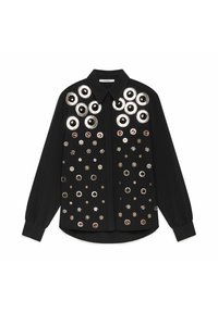 Camicia nera con bottoni e maniche lunghe, caratterizzata da decorazioni circolari in argento, nero e rosso, con colletto piatto e orlo curvo.