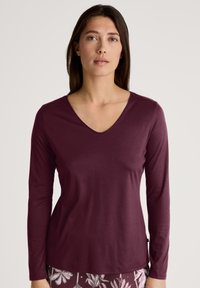 Langdurige mouwen met een diepe V-hals top in donker bordeaux, gemaakt van zachte stof, met een gladde textuur en een relaxte pasvorm.