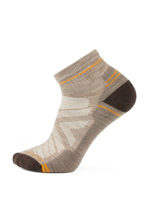 Calzino beige alla caviglia con punta e tallone marroni, caratterizzato da strisce arancioni e un motivo geometrico testurizzato sulla parte superiore.