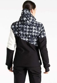 Schwarz-weiße gemusterte Jacke mit hohem Kragen, kontrastierenden Ärmeln, weichem Material und einer verstellbaren Kapuze für zusätzlichen Schutz.