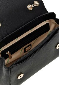 Borsa nera testurizzata con hardware dorato, dotata di una tasca interna con zip e una fodera beige con un motivo di logo ripetuto.