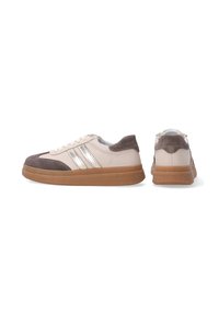 Cremefarbene und braune Sneaker mit einem strukturierten Wildleder- und glatten Leder-Obermaterial, ausgestattet mit silbernen Streifen und einer Gummisohle.
