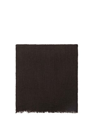 Mørkebrunt tekstureret firkantet stof med let uslebne kanter på en hvid baggrund.