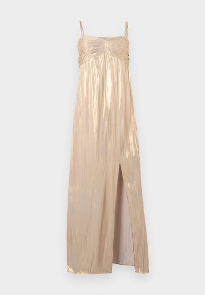 Λαμπερό μπεζ σατέν βραδινό φόρεμα με ραμπούσαν μπούστο, λεπτές τιράντες, φούστα μέχρι το πάτωμα και σκίσιμο μπροστά στη δεξιά πλευρά.