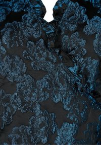 Tessuto nero con motivo broccato floreale in rilievo di un intenso teal scuro, caratterizzato da grandi fiori simili a peonie e dettagli testurizzati.
