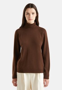 Brauner Rollkragenpullover mit geripptem Hals, langen Ärmeln und lässiger Passform, aus weichem Material. Glatte Textur und minimale Details.