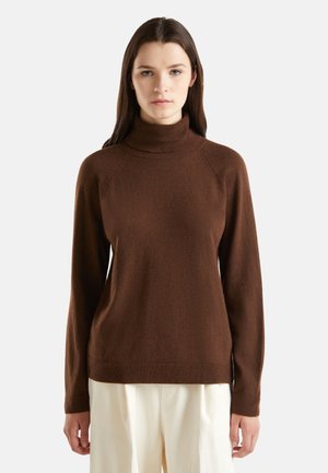 Bruine coltrui met geribbelde hals, lange mouwen en een relaxte pasvorm, gemaakt van zacht materiaal. Glad textuur en minimale details.