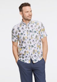 Korte mouwen overhemd met knopen in het wit met een bloemenpatroon; heeft groene bladeren, blauwe bloemen en gele accenten; ademend materiaal.