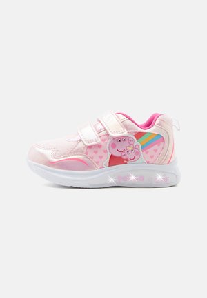Adidași roz pentru copii cu benzi Velcro, personaje Peppa Pig pe lateral, dungi curcubeu, modele cu inimi și detalii luminoase pe talpă.