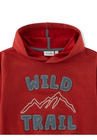Rote Kapuzenjacke mit blauer bestickter Aufschrift "WILD TRAIL" und Bergdesign. Weicher Stoff, einfaches Design, lässiger Stil.