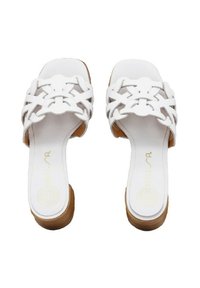 Sandali bianchi senza fibbie con un design a fascia intrecciata, dotati di una parte superiore liscia e una suola testurizzata di colore marrone chiaro. Tra gli accessori spicca un logo discreto.