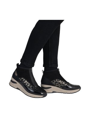 Bottes chelsea noires et à imprimé léopard avec une finition en vernis lisse, des côtés élastiques et une semelle chunky beige. Détail de fermeture éclair sur le côté.