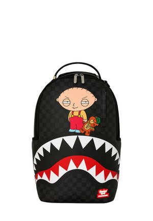 Zaino nero a quadri con il personaggio dei cartoni animati Stewie Griffin che tiene un orsetto sopra una grande grafica di bocca aperta di uno squalo.
