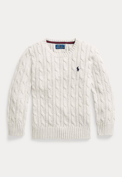 Hvid kabelstrikket langærmet sweater med ribkanter ved ærmekanter og kant, rund hals og lille mørkeblå broderet logo på venstre bryst.