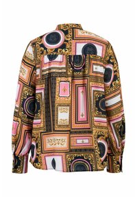 Langärmlige Bluse mit einem lebhaften barocken Muster in Schwarz, Gold, Pink und Weiß, aus leichtem Stoff und mit einer Rückenpasse.