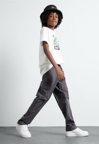 Nike Sportswear TEE BOXY GOT EM UNISEX - Trükipildiga T-särk - white