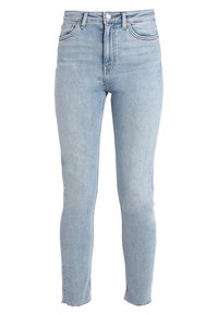 Jeans skinny de talle alto en azul claro, con cinco bolsillos y dobladillos deshilachados, exhibidos sobre un fondo blanco.