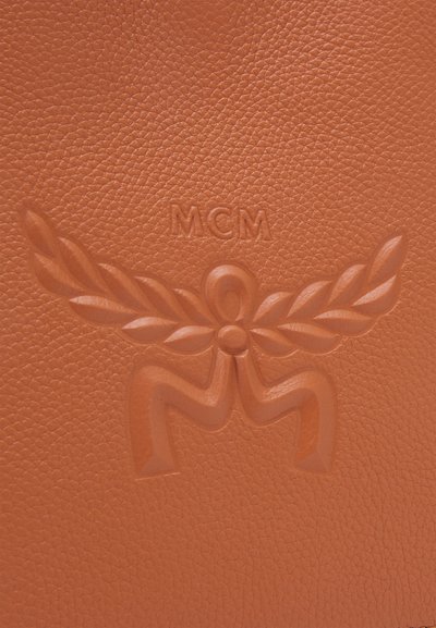 MCM LAURETOS HOBO  - Geantă crossbody - cognac