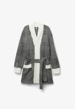 Cardigan a righe in bianco e nero con colletto a scialle, maniche lunghe, due tasche frontali e una cintura in vita. Dettagli in texture a costine.