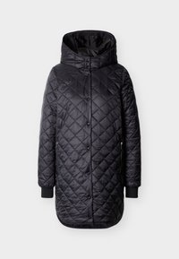 Μαύρο μακρύ μπουφάν με επένδυση, κουκούλα, κλείσιμο με κουμπιά τύπου snap, πλαϊνές τσέπες με φερμουάρ και ribbed μανσέτες σε λευκό φόντο.