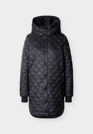 Μαύρο μακρύ μπουφάν με επένδυση, κουκούλα, κλείσιμο με κουμπιά τύπου snap, πλαϊνές τσέπες με φερμουάρ και ribbed μανσέτες σε λευκό φόντο.