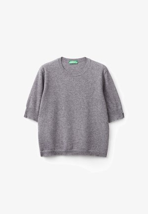 Suéter gris de manga corta hecho de material de punto suave, con un cuello redondo y un detalle sutil en el dobladillo.