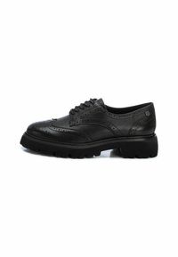 Scarpe brogue nere in pelle con punta rotonda, dettagli wingtip e una suola in gomma spessa e testurizzata. Includono lacci e accenti perforati.