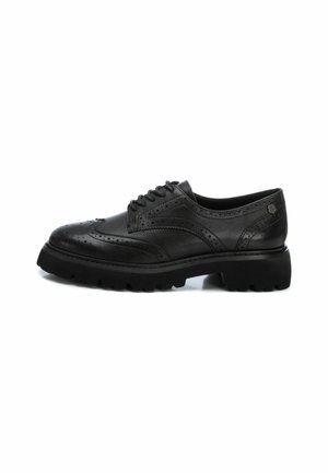 Zapatos brogue de cuero negro con puntera redonda, detalles tipo wingtip y una suela de goma texturizada y gruesa. Incluyen cordones y acentos perforados.