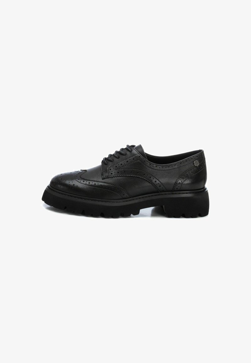 Scarpe brogue nere in pelle con punta rotonda, dettagli wingtip e una suola in gomma spessa e testurizzata. Includono lacci e accenti perforati.