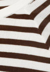 Gestreifter Pullover mit abwechselnd weißen und braunen Streifen, mit Strickmuster, V-Ausschnitt und leichter Rippung an den Kanten.