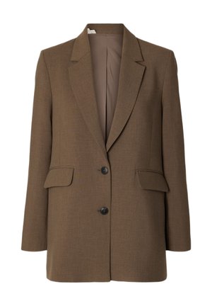 Blazer marrón a medida con solapas con muesca, dos bolsillos delanteros con solapa, dos botones negros y mangas largas.