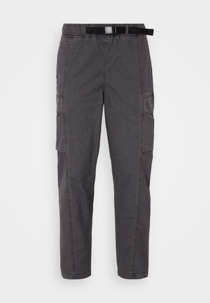 Dunkelgraue Cargo-Hosen mit elastischem Bund, einem Gürtel, Seitentaschen und kontrastierenden Nähten. Aus leichtem Baumwollmaterial.