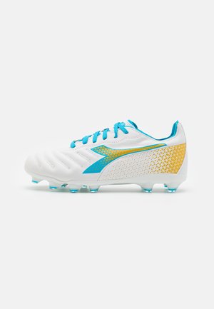 Scarpe da calcio bianche con lacci e dettagli blu. Presentano un motivo geometrico giallo sul lato e una parte superiore texture per una migliore aderenza.