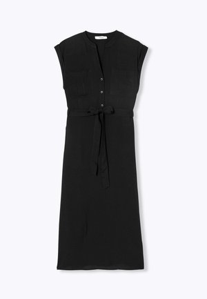Robe noire à manches courtes, avec une fermeture à boutons sur le devant, deux poches poitrine et une ceinture nouée à la taille. Tissu lisse et léger.