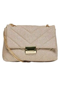 Borsa a tracolla in oro chiaro trapuntata con finitura testurizzata, tracolla in catena dorata e chiusura rettangolare dorata. Forma rettangolare compatta.