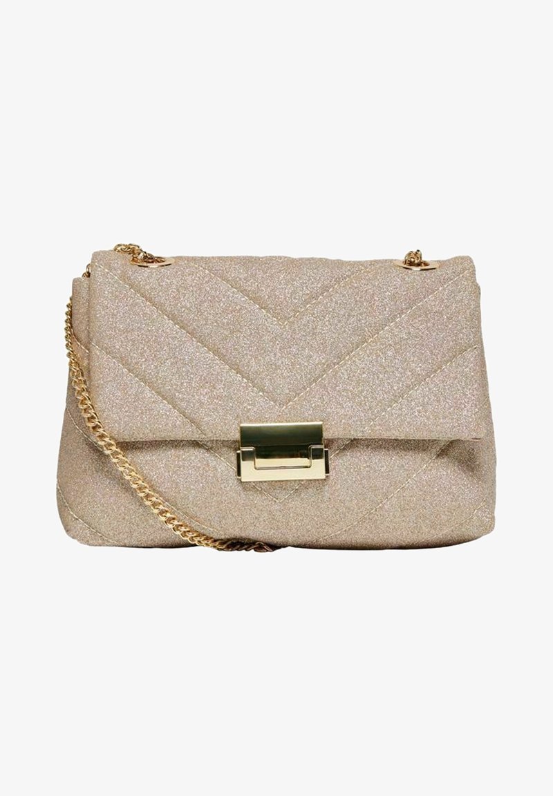 Borsa a tracolla in oro chiaro trapuntata con finitura testurizzata, tracolla in catena dorata e chiusura rettangolare dorata. Forma rettangolare compatta.