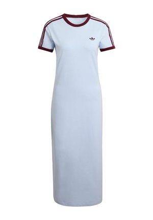 Vestido maxi azul claro hecho de tela suave, con un cuello redondo granate y tres rayas granates en cada manga corta, con un logo en el pecho.