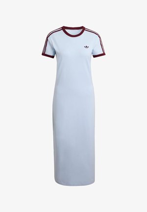 Vestido maxi azul claro hecho de tela suave, con un cuello redondo granate y tres rayas granates en cada manga corta, con un logo en el pecho.