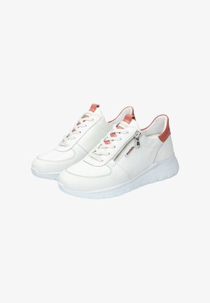Baskets blanches avec des accents roses, en cuir lisse. Les caractéristiques comprennent un design à lacets, une fermeture éclair sur le côté et une semelle en caoutchouc blanc texturée.