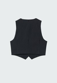 Chaleco negro de rayas con un diseño a medida, con un dobladillo trasero en forma de V y sin mangas. La tela parece suave y estructurada.