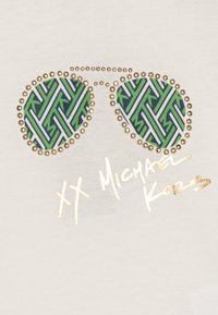 Gráfico de gafas de sol con lentes de patrón geométrico verde y azul, delineados por tachuelas doradas y la firma dorada "XX Michael Kors" sobre fondo blanco.