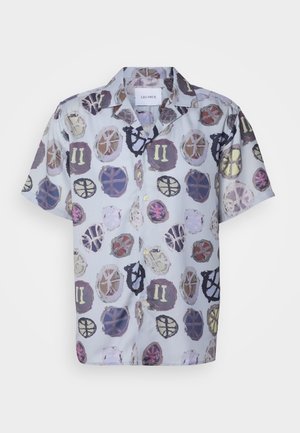 Chemise à manches courtes en tissu léger, avec une base bleu clair agrémentée de motifs circulaires multicolores et de boutons sur le devant.