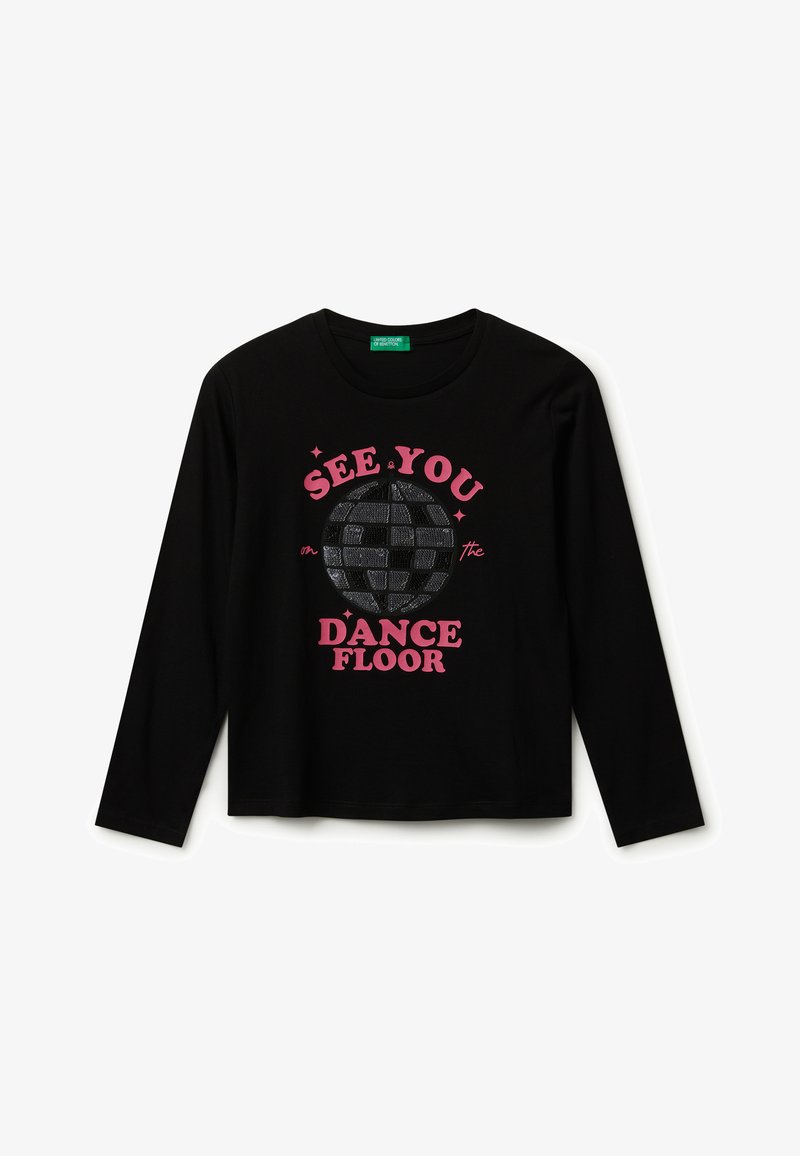 Maglietta nera a maniche lunghe con una grafica di una palla da discoteca e testo rosa che recita "Ci vediamo sulla pista da ballo" sul davanti.
