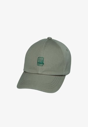 Grijze baseballpet met gebogen klep en een klein groen geborduurd pictogram van drie verticale figuren binnen een rechthoekig kader op het voorpaneel.