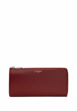 Portafoglio rosso con zip, dalla superficie texture, caratterizzato da una finitura liscia, dettaglio del logo e forma rettangolare slim.