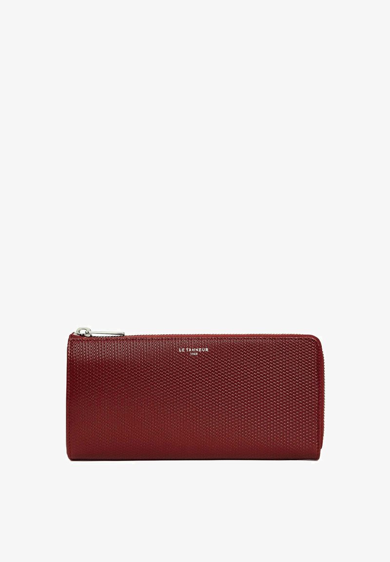 Portafoglio rosso con zip, dalla superficie texture, caratterizzato da una finitura liscia, dettaglio del logo e forma rettangolare slim.