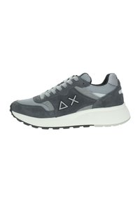 Scarpa da ginnastica grigia con una combinazione di materiali suede e mesh, punta rotonda, suola intermedia bianca spessa e accenti con logo sui lati.
