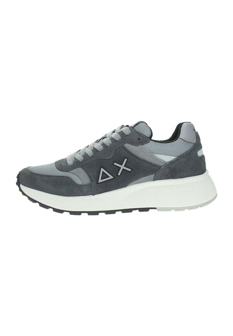 Scarpa da ginnastica grigia con una combinazione di materiali suede e mesh, punta rotonda, suola intermedia bianca spessa e accenti con logo sui lati.