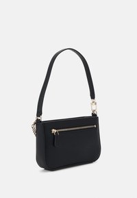 Sort tekstureret crossover taske med en enkelt rem, der har en frontlomme med lynlås og detaljer i guldfarvet metal.